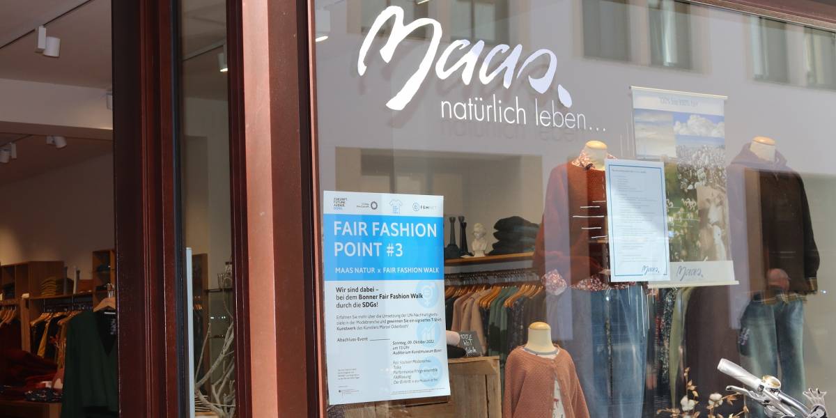 Info zum Fair Fashion Walk im Schaufenster von Maas Natur